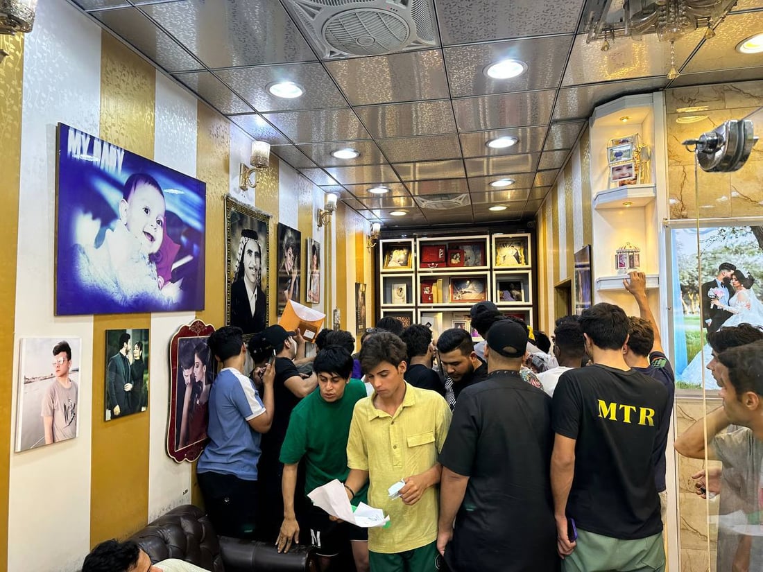 تنبيه صارم لوقف “التخريب”.. غسل وتصليح سيارات في مداخل شقق بسماية! (صور) » +964