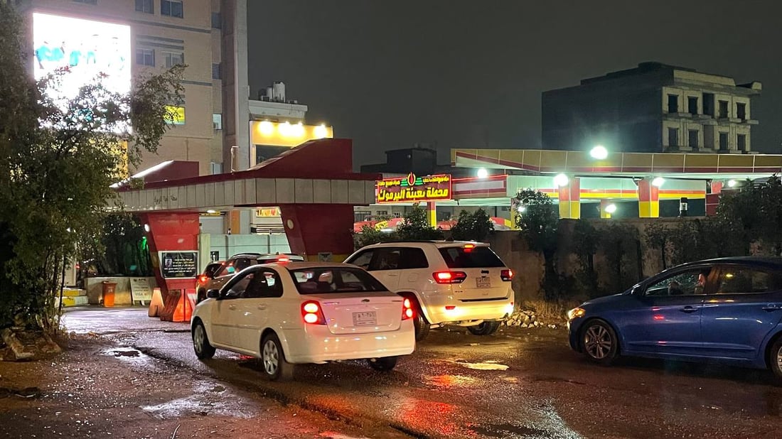 صور من بغداد الآن: طوابير على “التفويلة الأخيرة” قبل رفع سعر البنزين
