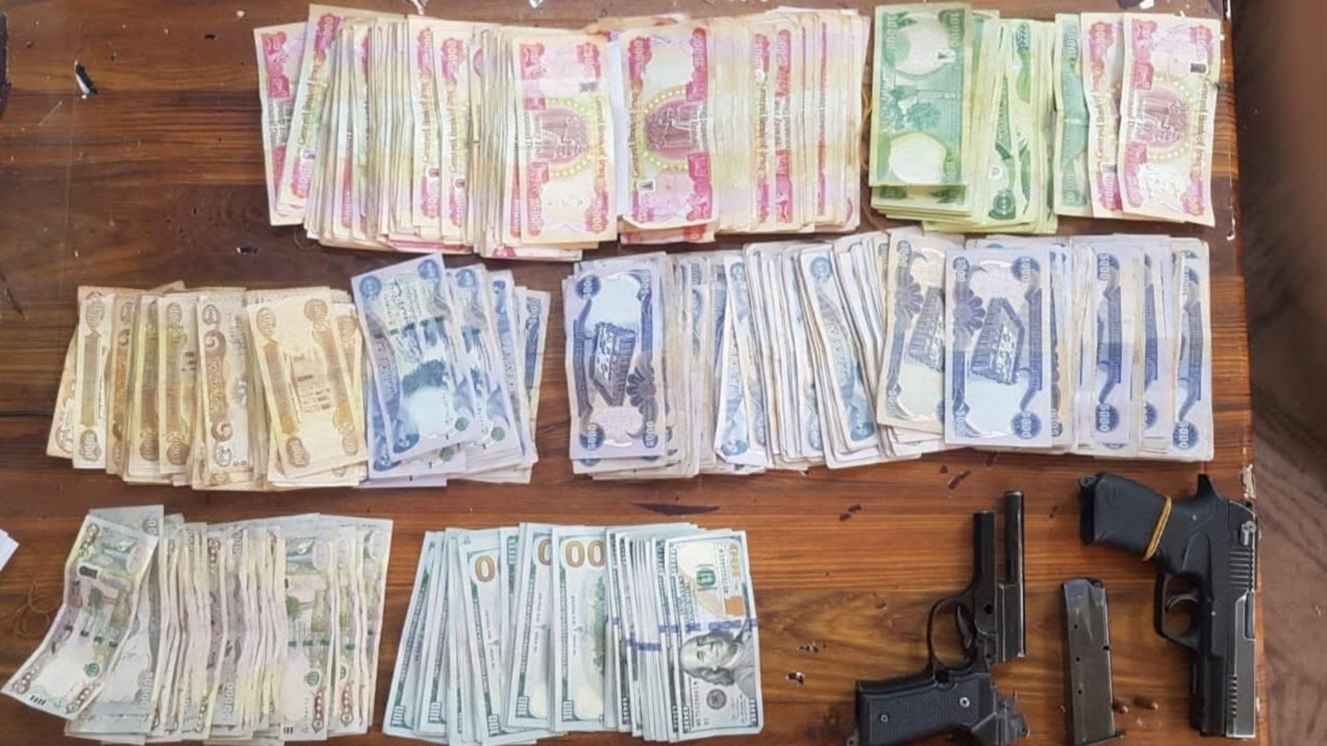 بعملية نوعية.. إجرام الديوانية تعتقل عصابة سرقت سيارة بداخلها 18 مليون دينار
