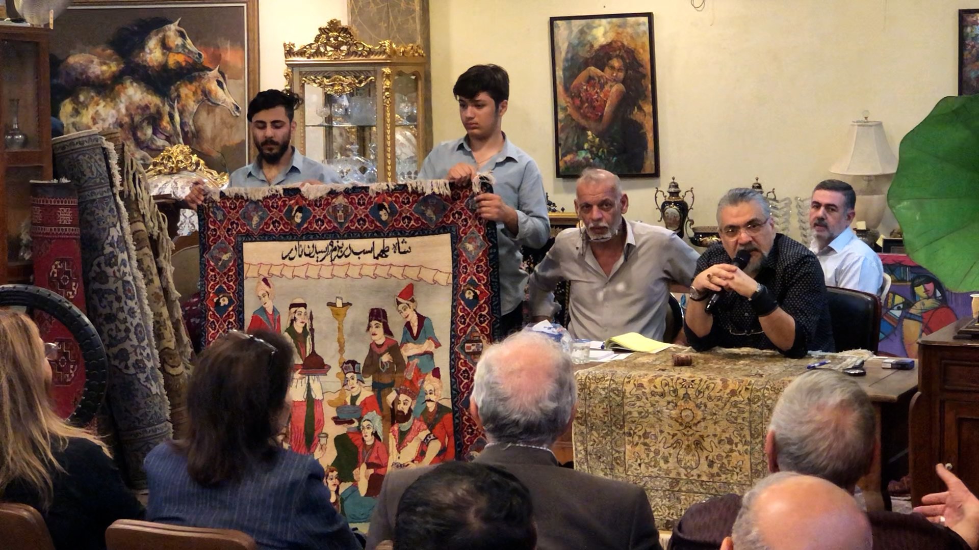 شاهد: سجادة من أصفهان في الأعظمية تلهب المزاد.. وأنتيكات مرصعة بالذهب