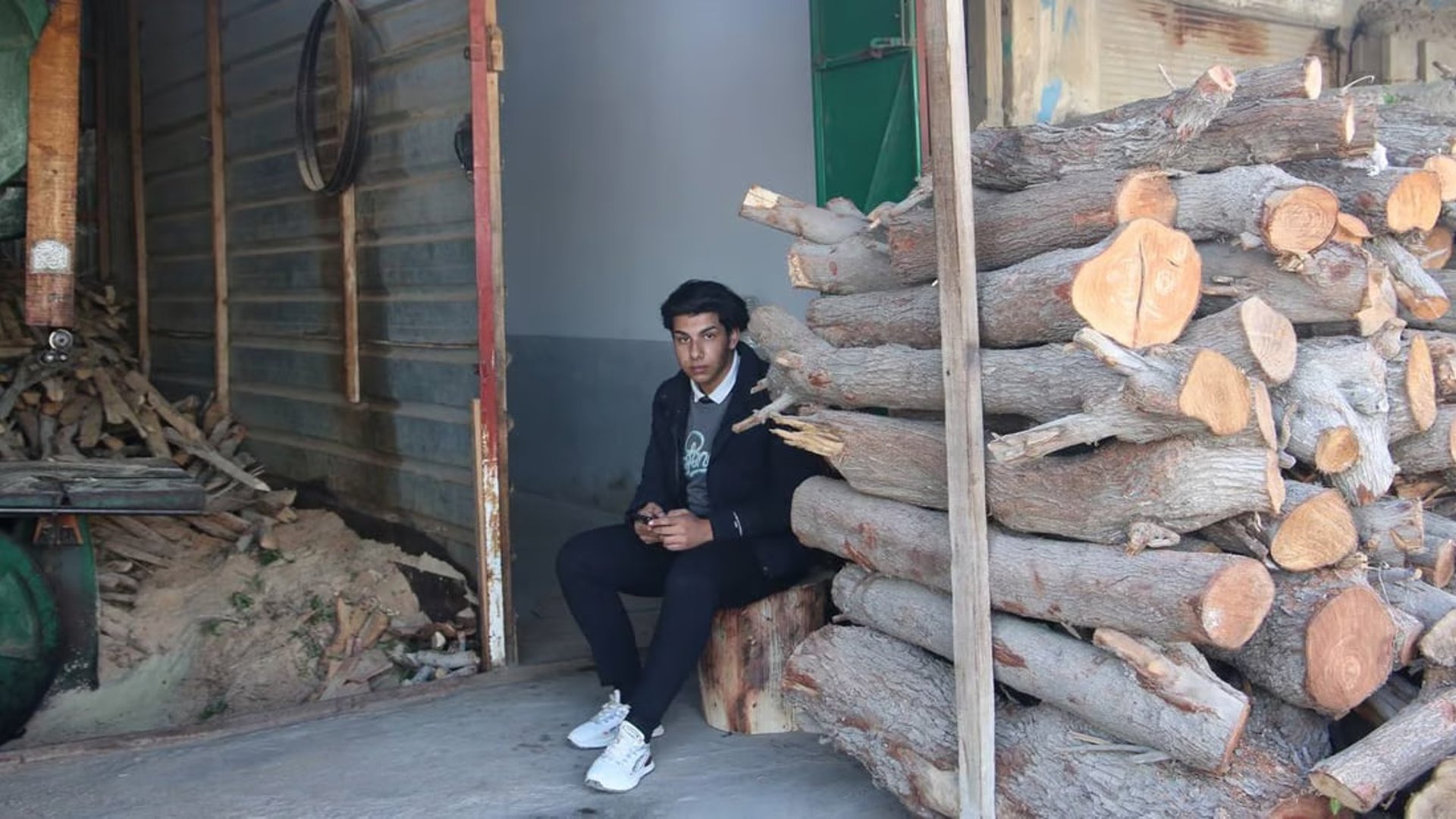 Firewood Market Flourishes in Karmat Ali Amid Winter Trips
