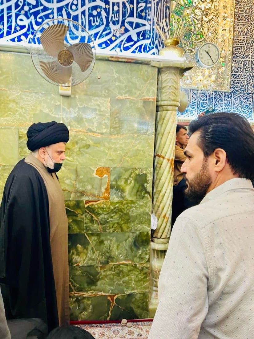 زعيم التيار الصدري مقتدى الصدر يزور مرقد الإمام علي في النجف