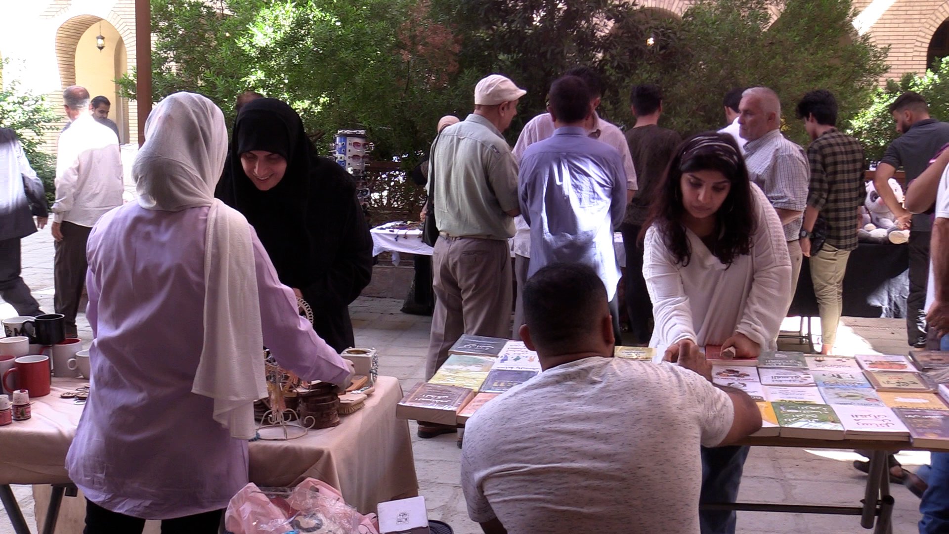 الفتيات والفتيان يعرضون منتجاتهم اليدوية في المركز البغدادي كل جمعة (فيديو)
