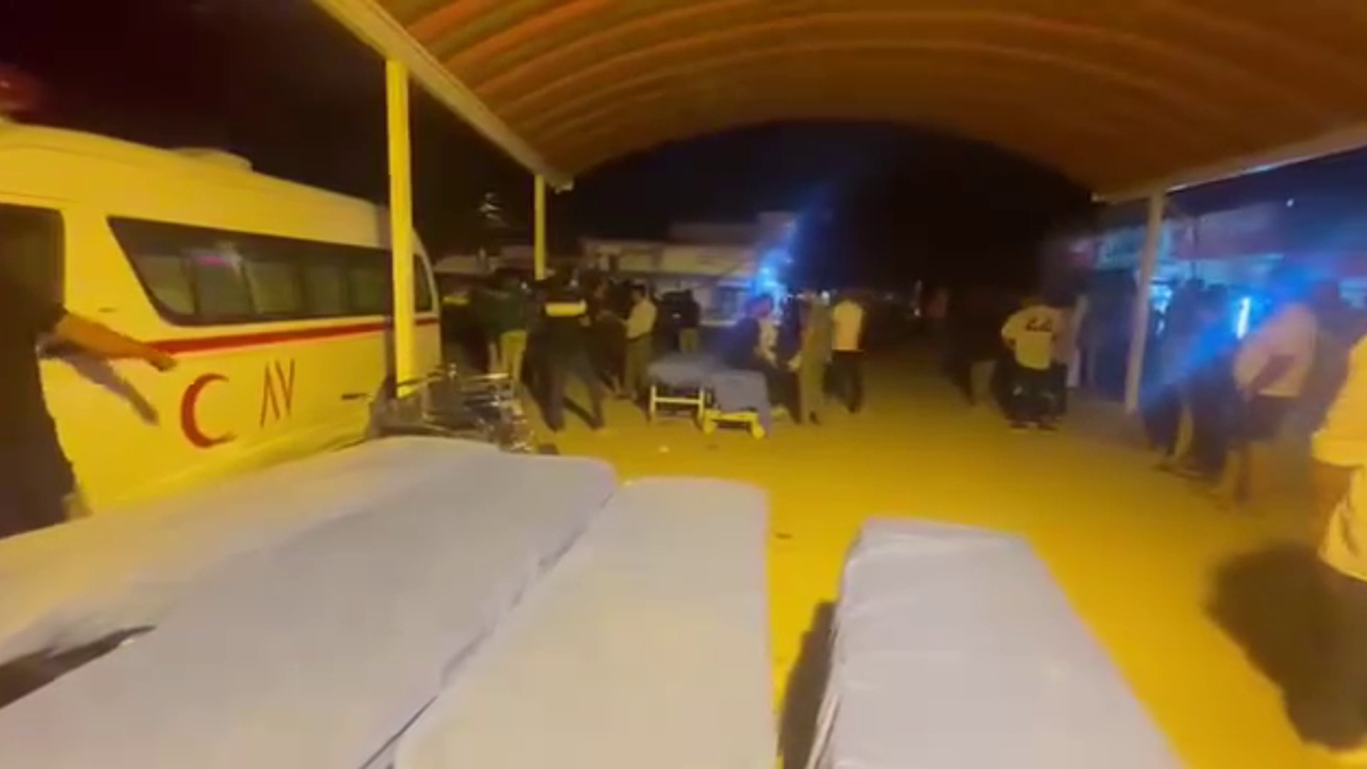 فيديو: متطوعون على بوابة مستشفى المحاويل تحسباً لحاجة الجرحى للتبرع بالدم