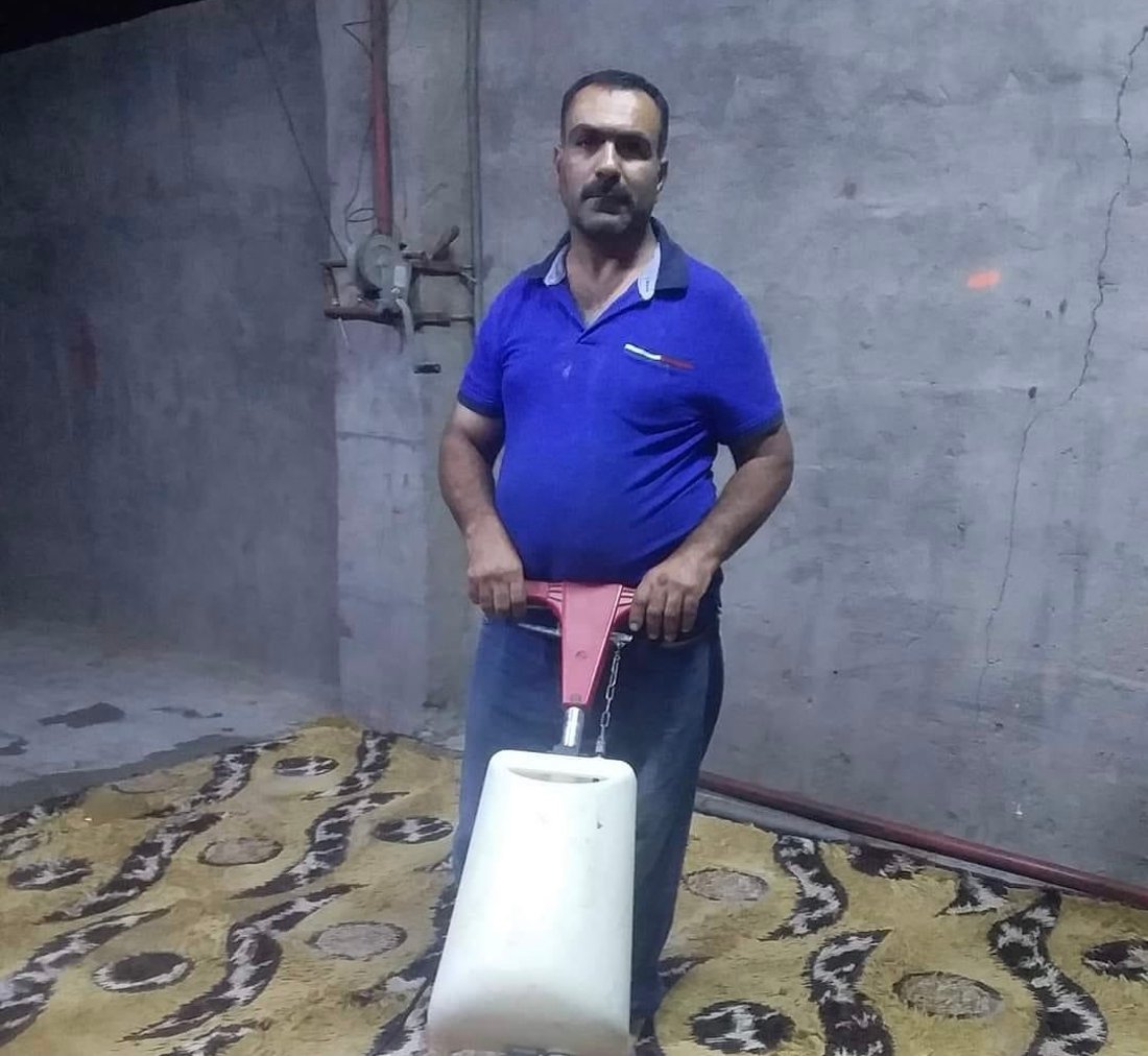 محمد سليمان يغسل سجاد خور الزبير على سطح منزله ويوصلها للزبائن بالستوتة (صور)