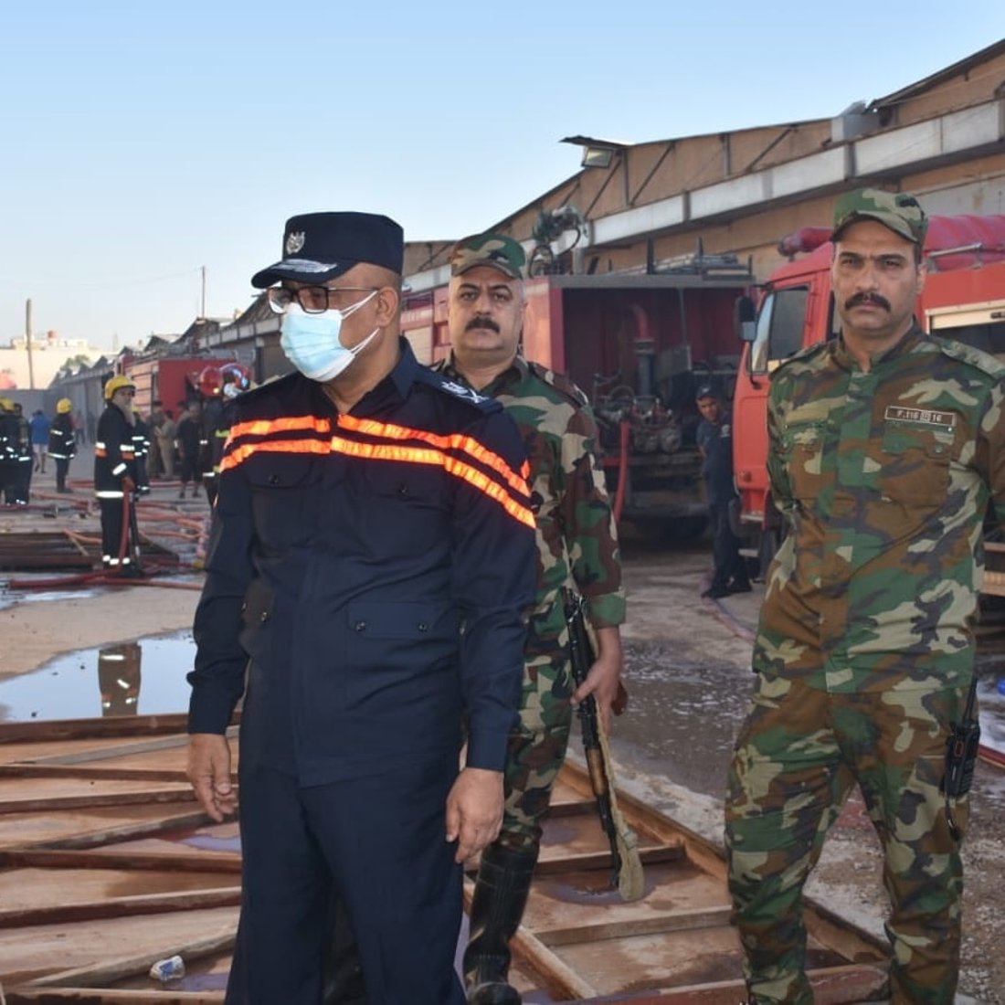 قبل قليل في بغداد.. 30 فرقة تخمد حريقاً اندلع في مخازن للخشب بحي تونس (صور)