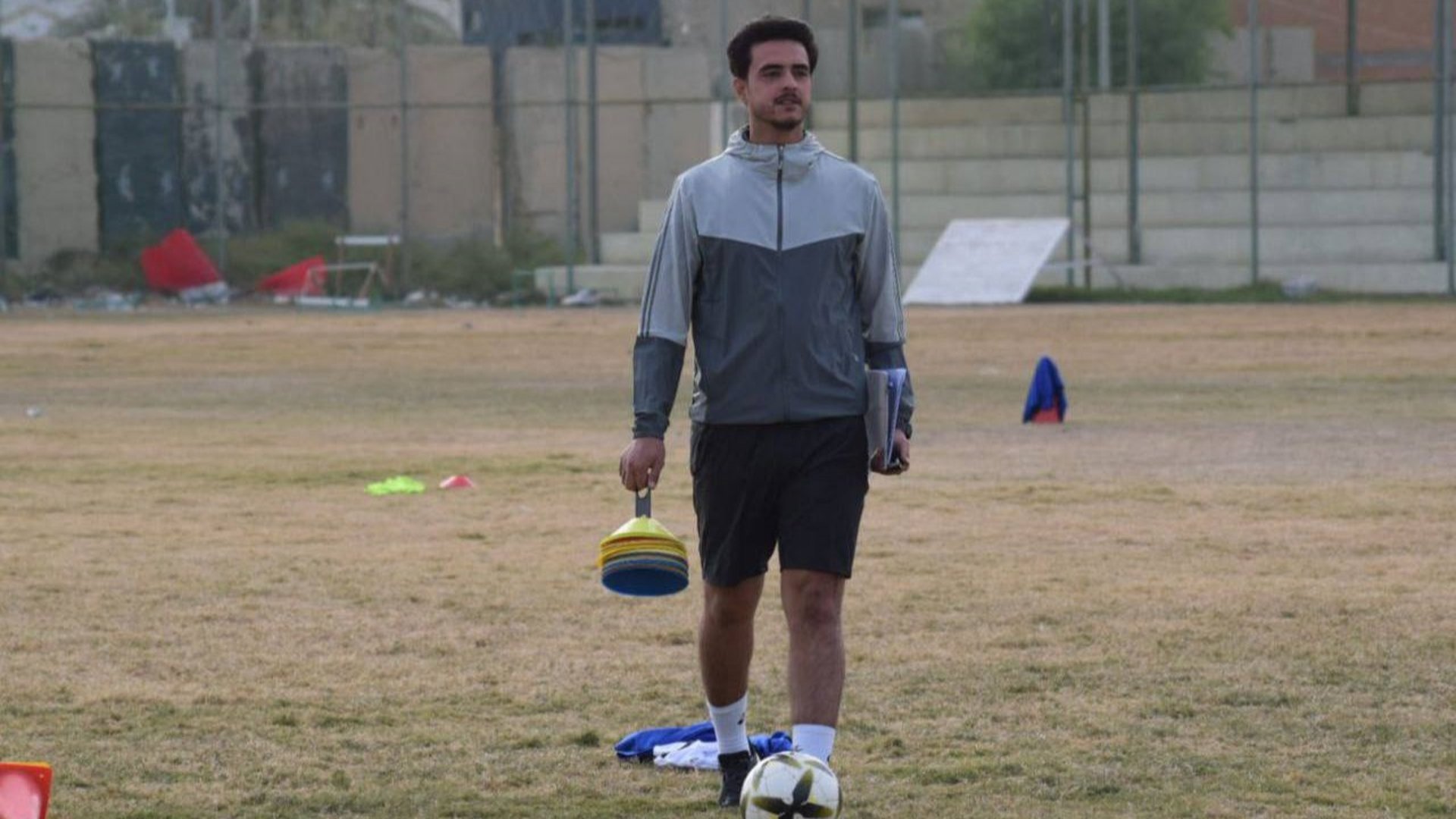 قيصر خميس.. أصغر مدرب كرة قدم يتسلم مهام تدريب نادي البغدادي في الأنبار (صور)