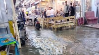صور: نصف ساعة من الامطار تُغرق سوق 