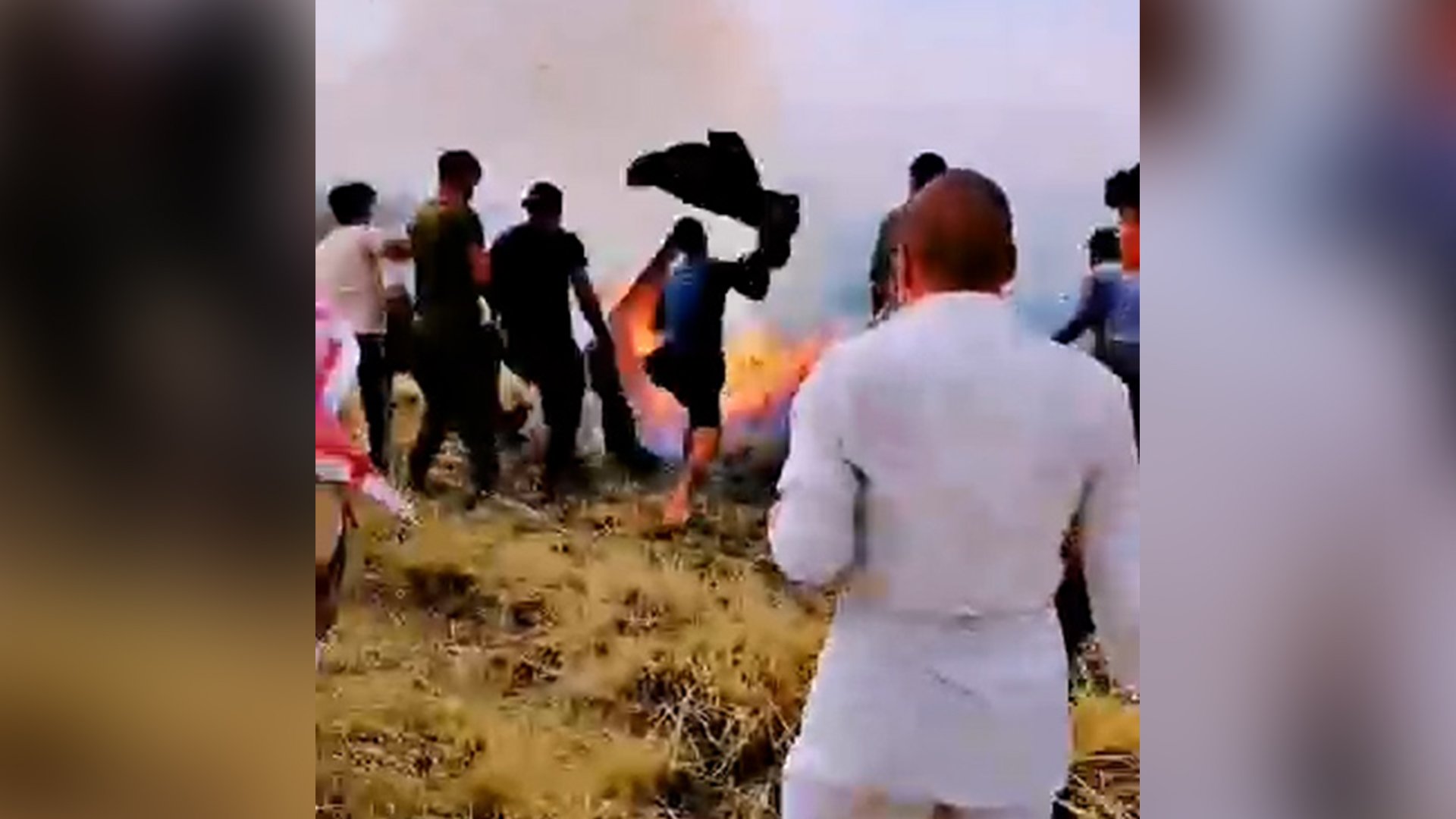 فيديو| فزعة أهل ربيعة لإخماد النار في حقل جارهم.. يعتقدون أنها صاعقة