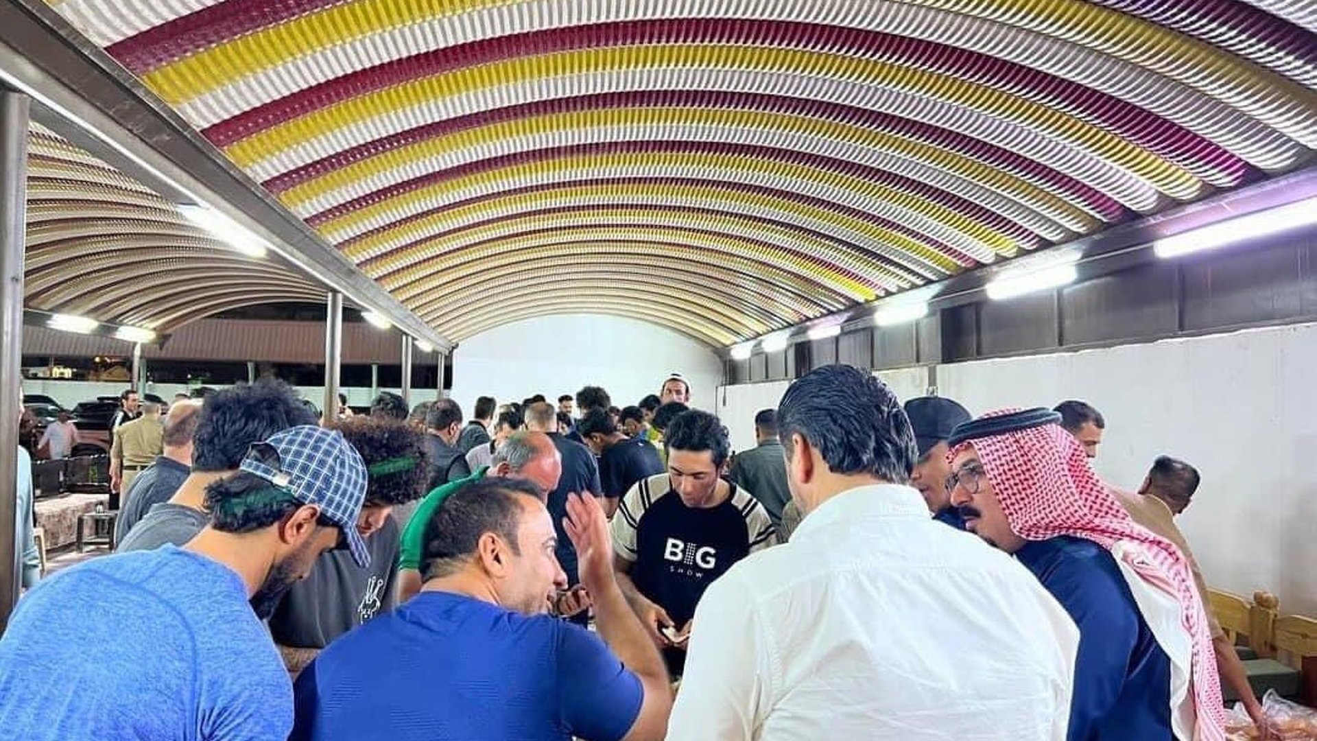 بعد إشكال الإقامة.. وليمة غداء للاعبي الناصرية في مضيف الشيخ ياسر المهنا (صور)