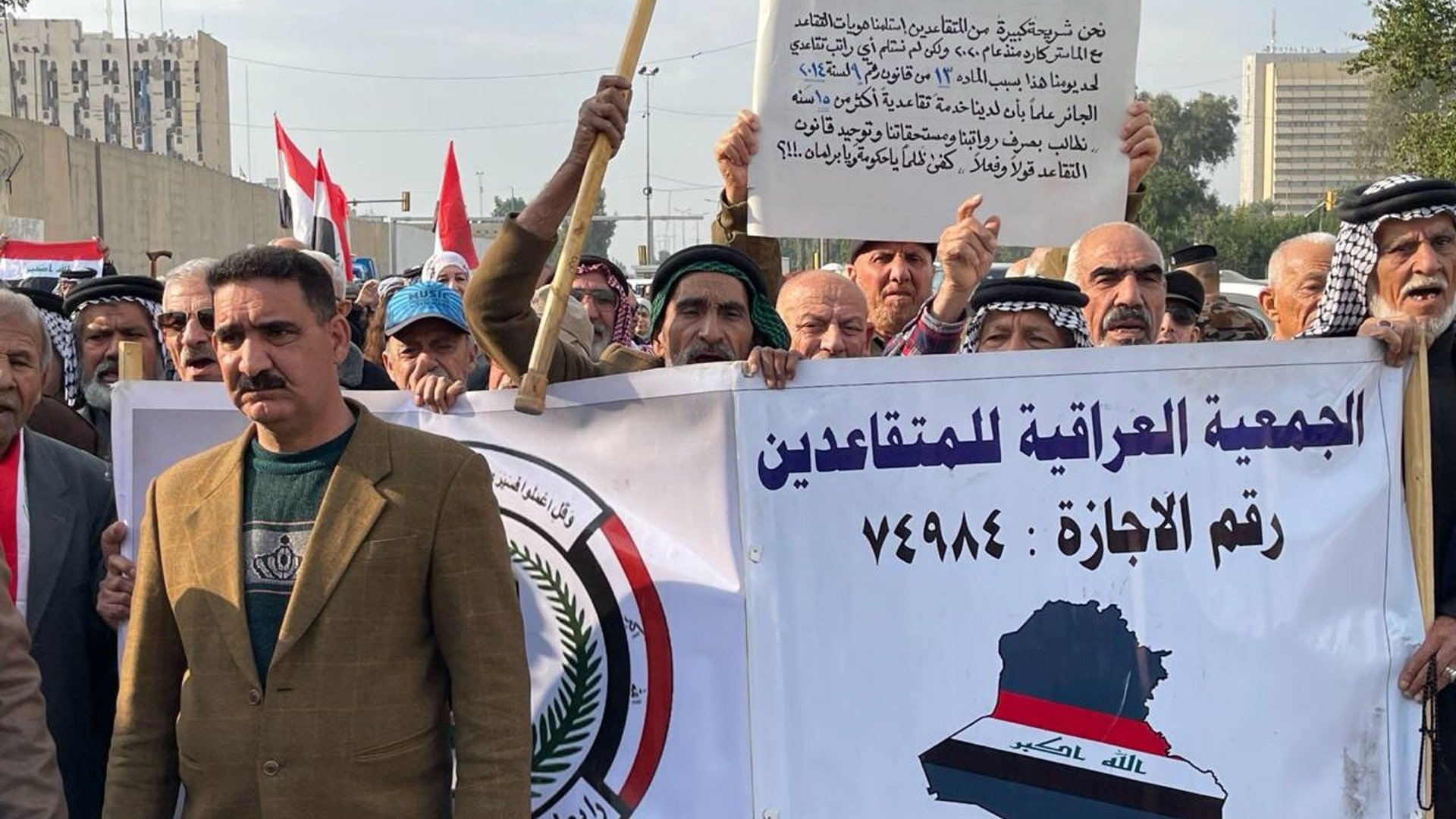 متقاعدون يتظاهرون أمام مدخل الخضراء ويطالبون بسن قانون التقاعد الموحد (صور)