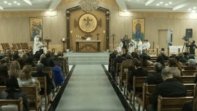 Live: Palm Sunday mass resonates with choir Hymns