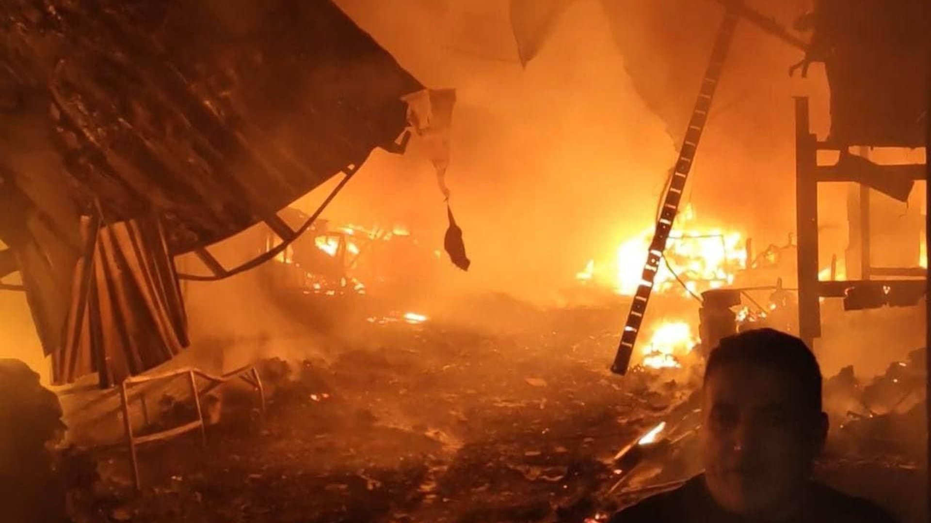 مشاهد أولية من حريق دهوك: 15 فرقة إنقاذ تجلي السكان قرب سوق شهير