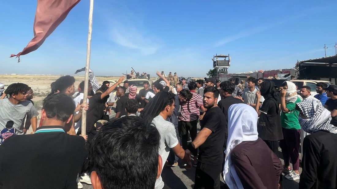 شاهد: الاحتجاجات تعم شمال البصرة.. أغلقوا طريق الحقول وطالبوا بالخدمات وفرص عمل