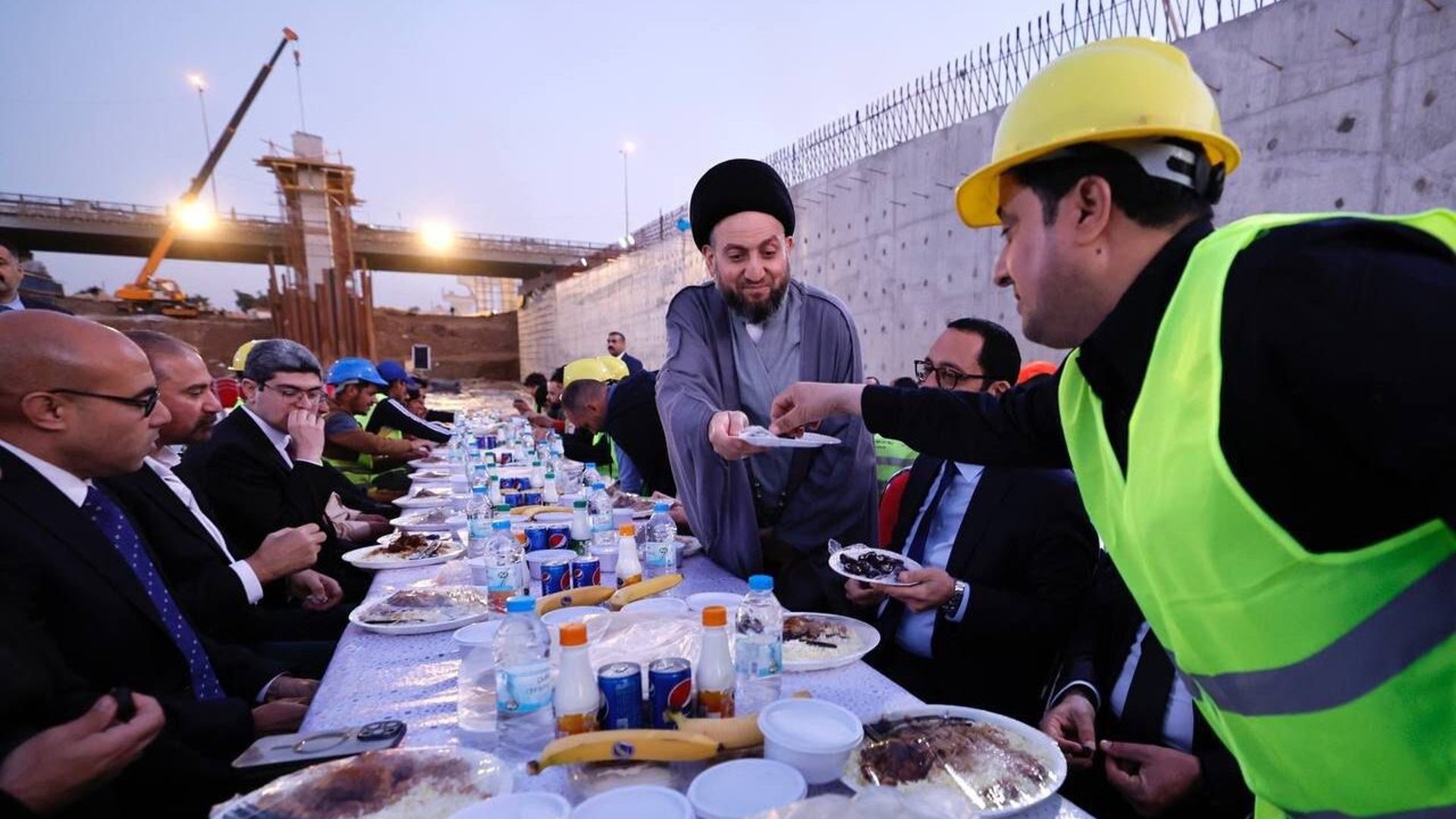 صور: عمار الحكيم أسفل مجسر معسكر الرشيد لمشاركة العمال المصريين وجبة الإفطار