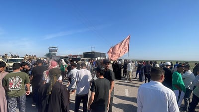 شاهد: الاحتجاجات تعم شمال البصرة.. أغلقوا طريق الحقول وطالبوا بالخدمات وفرص عمل