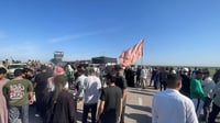 شاهد: الاحتجاجات تعم شمال البصرة.. أغلقوا طريق الحقول و...