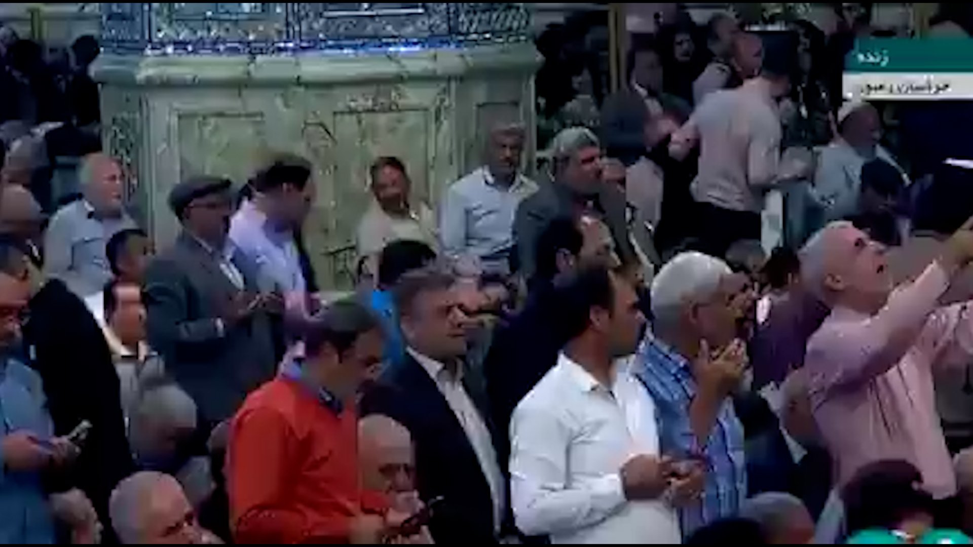 فيديو من داخل ضريح الإمام الرضا الآن: دعاء جماعي لسلامة رئيس إيران