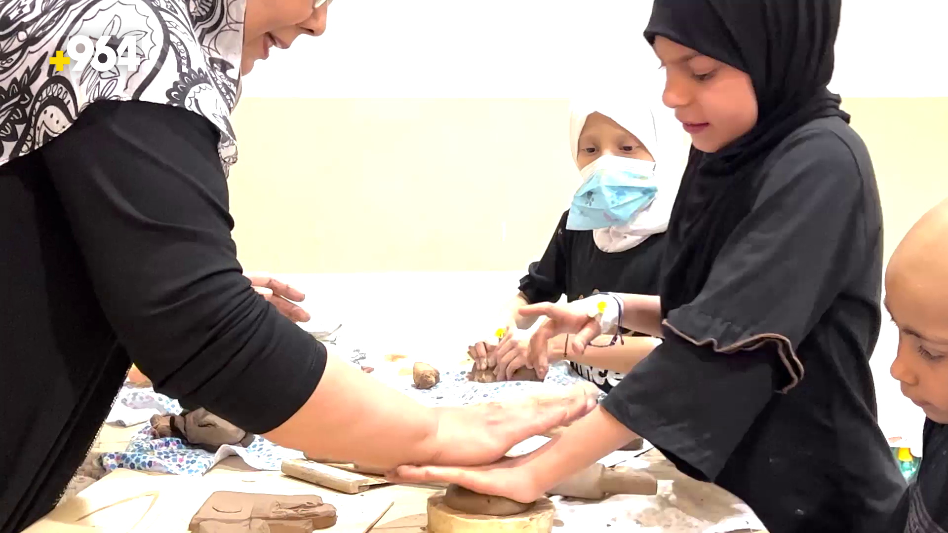 فيديو من البصرة: سمية البغدادي وفريقها يشغلون 40 طفلاً عن آلام 