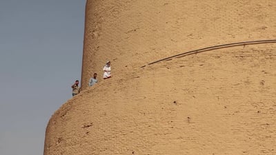 فيديو: أعضاء “أوكسفام” يصعدون “الملوية” استعداداً لإطلاق مشاريع في سامراء