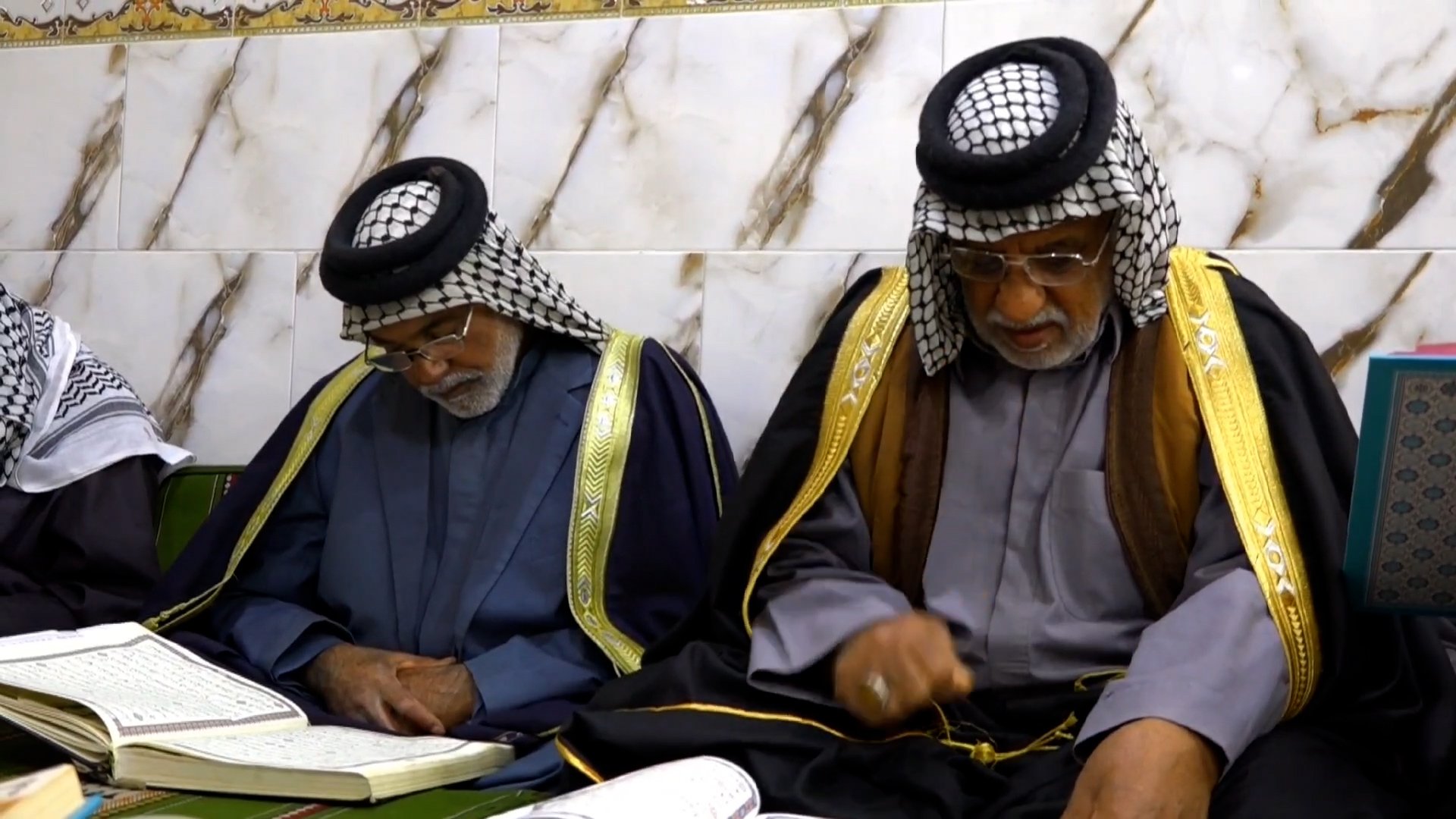 فيديو: هذه أجواء الحسائية في سوق الشيوخ بعد الإفطار.. مجالس تلاوة القرآن مزدحمة