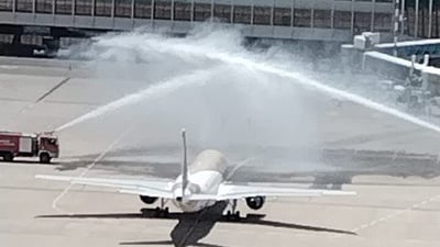 رشوا الماء تحية للطائرة البحرينية.. صور من استقبال الرحلة الأولى في مطار بغداد