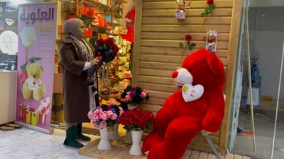 فيديو: النجف تحتفل بعيد الحب.. ومحل “العلوية” يسجل إقبالاً على الهدايا