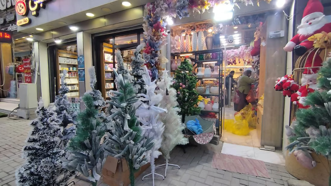 Holiday spirit enlivens Babylon’s market with decorations and gifts