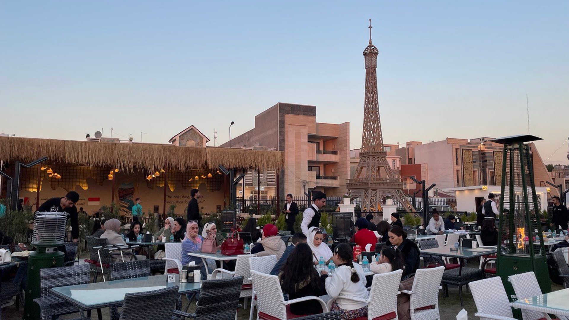 صور: برج إيفيل وجسر أقفال وبركة عشاق.. مطعم جديد نقل كل باريس إلى بغداد!