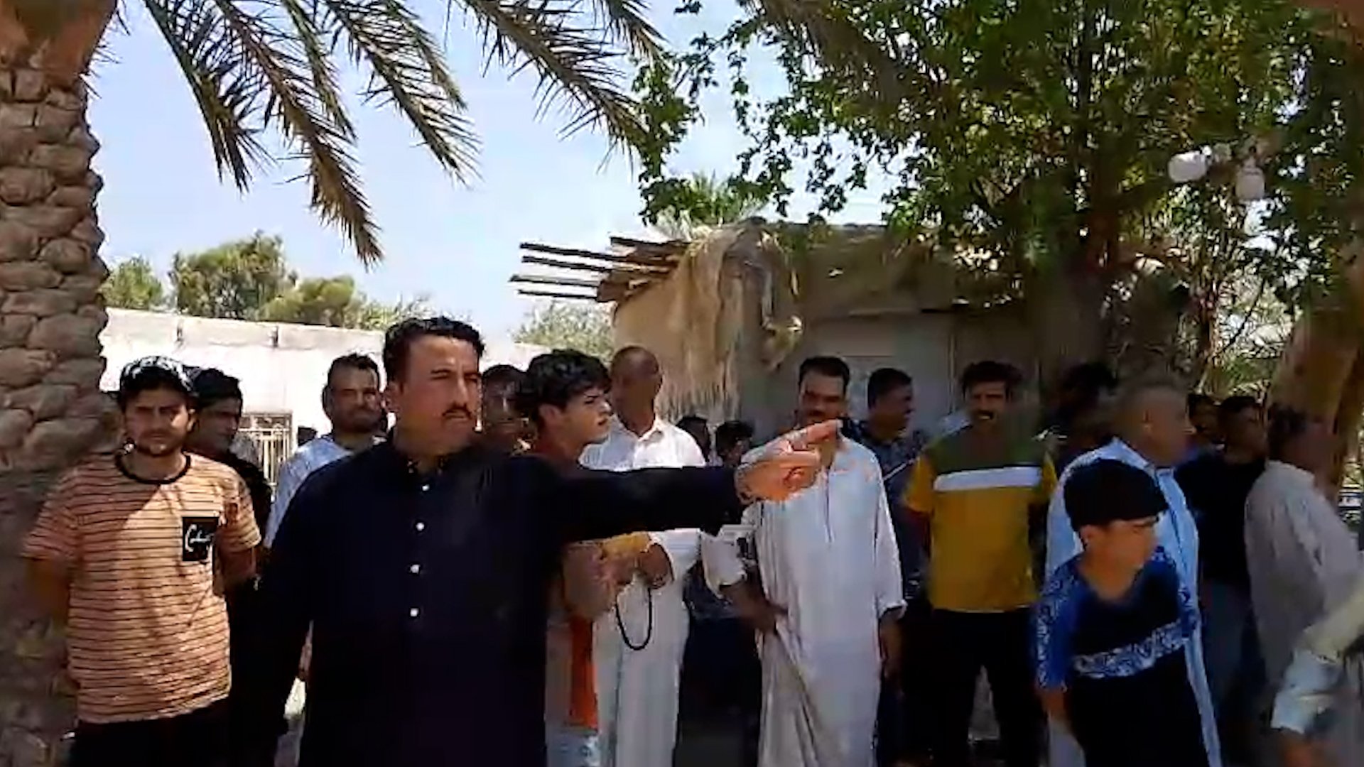 طال الطريق إلى الكوفة بعد هدم القنطرة.. تظاهرة لإقالة مدير ناحية الحرية (صور)