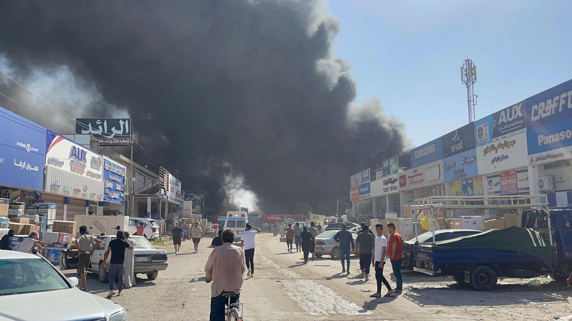 حريق كبير يلتهم 4 شركات لبيع الأجهزة الكهربائية في حي عدن وسط النجف