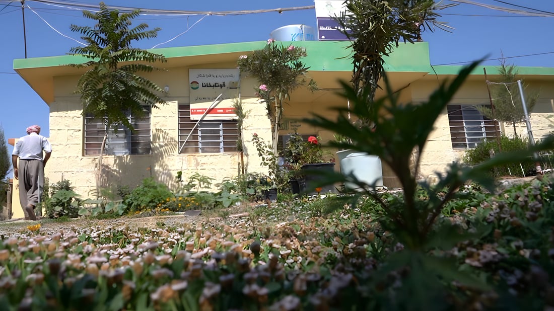 هذا “حدقجي” أم فنان؟.. صور مع الحارس المخلص من حديقة مدرسة اليرموك