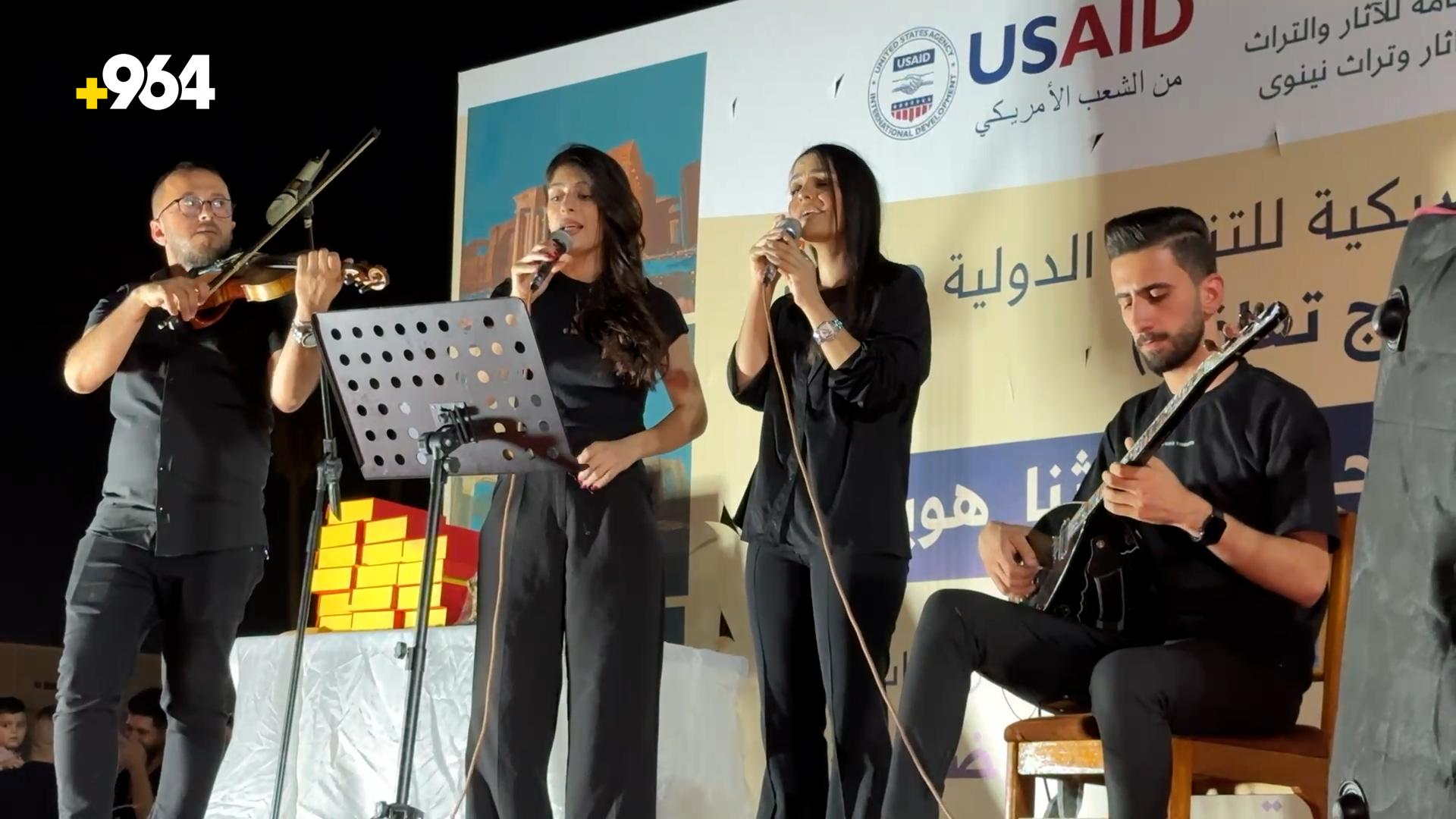 أحبك واحب كلمن يحبك.. نساء الموصل يغنين لآثار الحضر وسط مئات العائلات