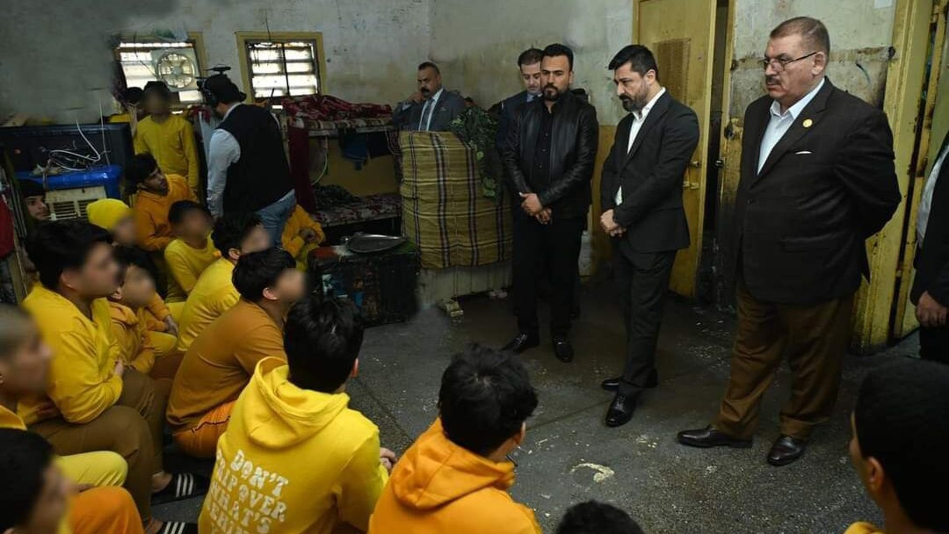 صور من سجن بغداد المركزي.. وزير العدل في زيارة مفاجئة للاطلاع على أوضاع النزلاء