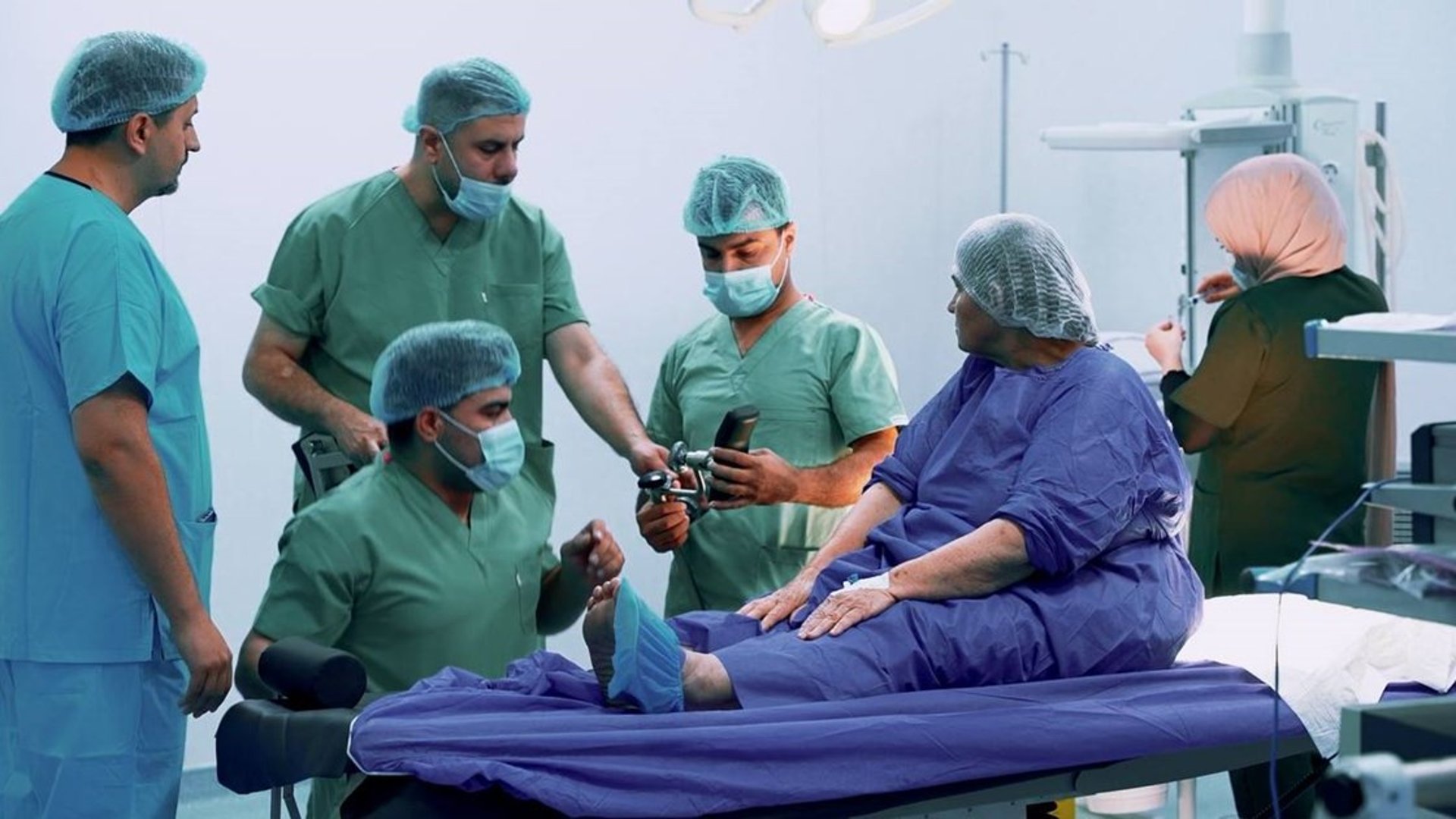 مستشفى البيشمركة في أربيل ينجح بأول عملية تبديل مفصل ركبة.. والدة ضابط تودع العكاز