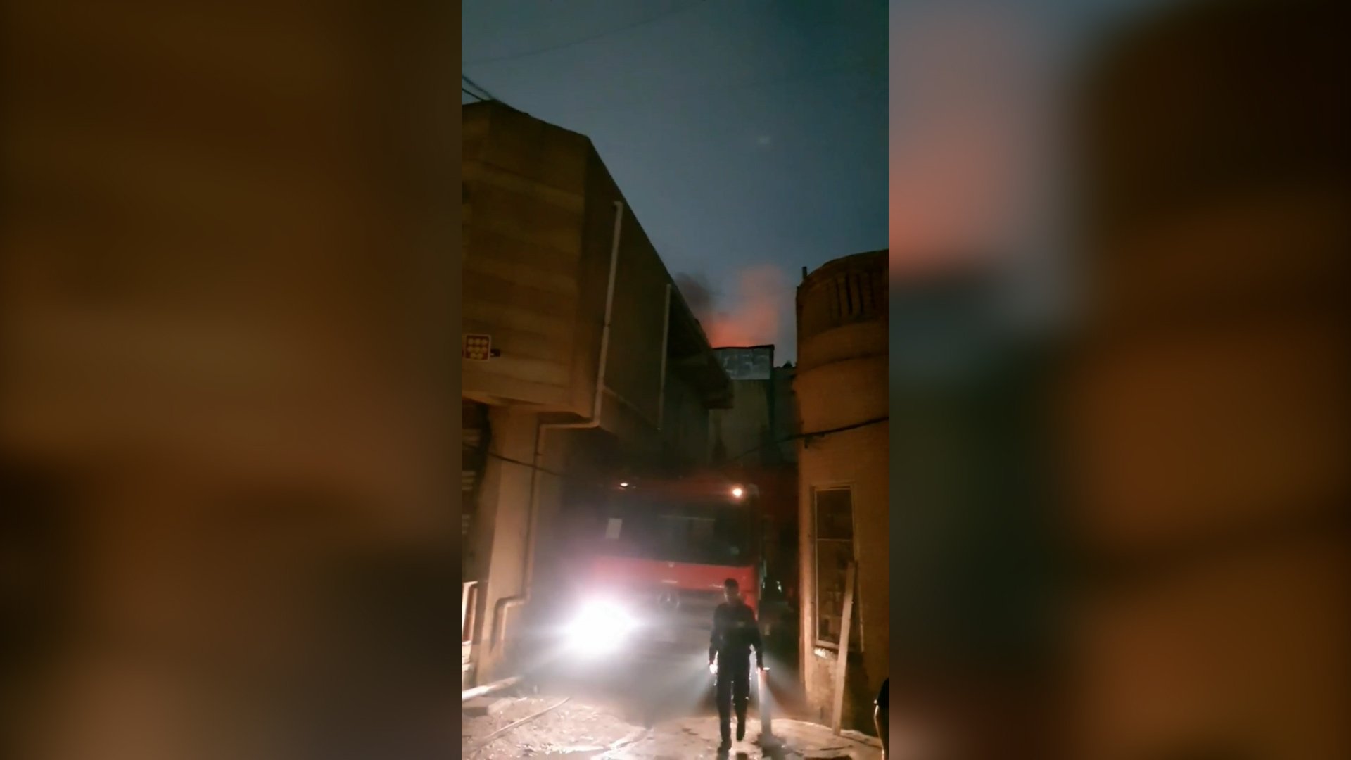 فيديو من سوق العشار قبل قليل: النيران التهمت مجمعاً طبياً في شارع عبدالله بن علي