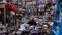 فيديو: 40 ألف كتاب عند بائع 