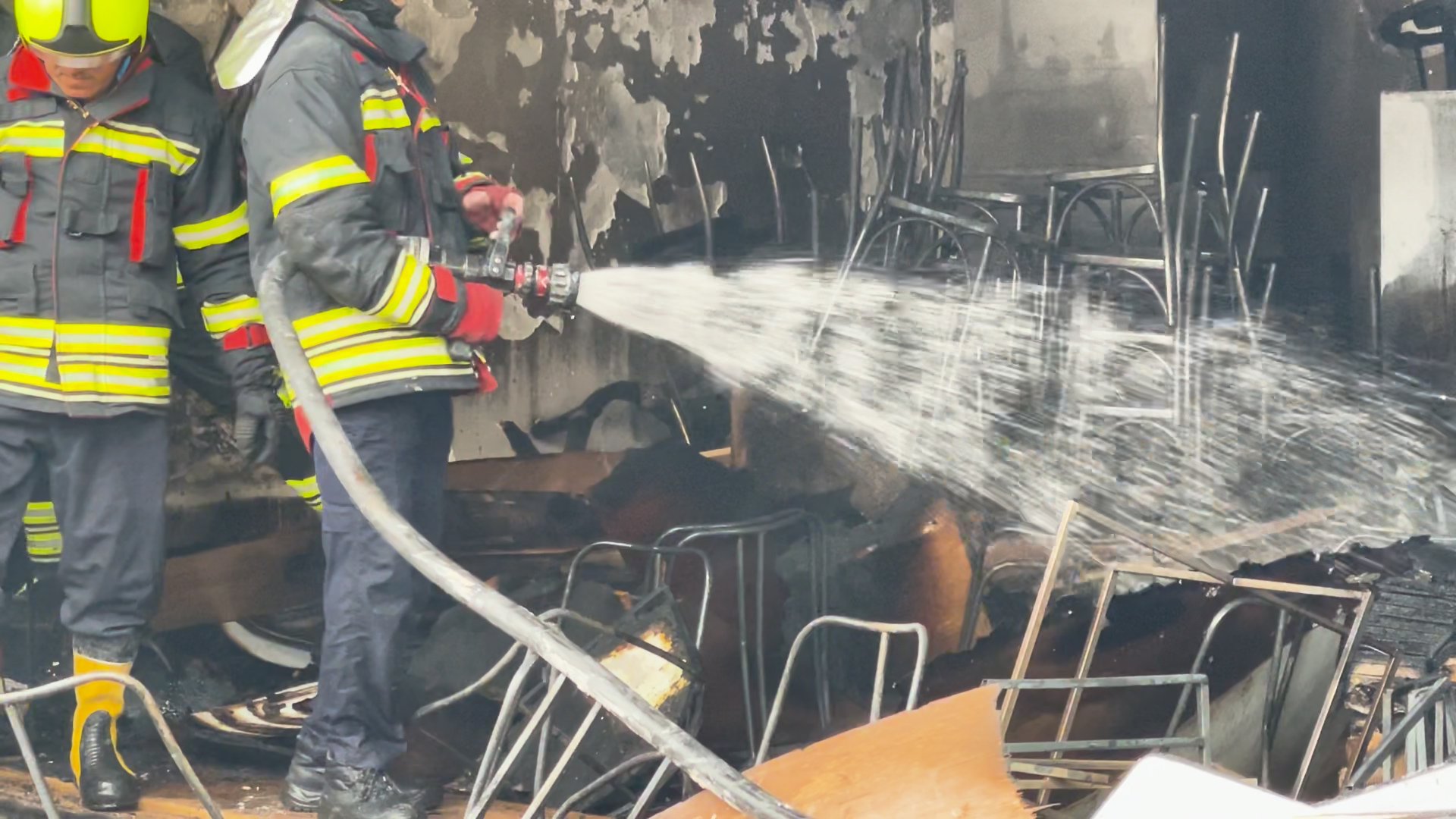 شاهد: إخماد حريق في مبنى سكني بالسليمانية.. 8 حالات اختناق
