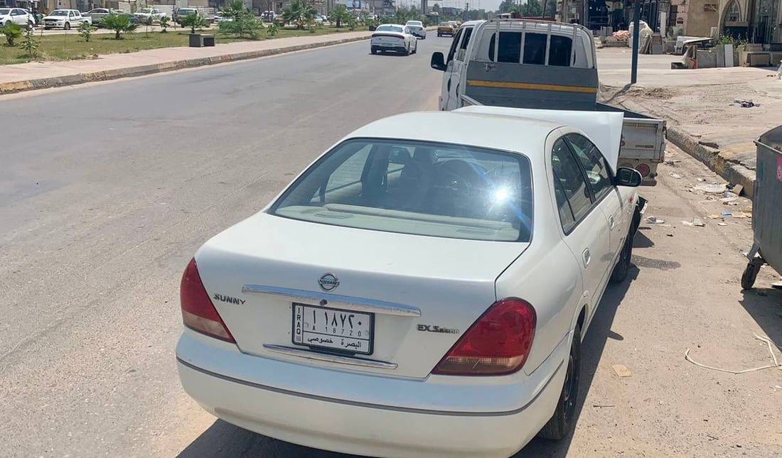 صور: مصرع سائق “نيسان” بعد اصطدامه بـ”كيا” متوقفة وسط البصرة