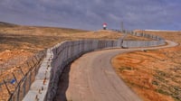 العراق يبني جداراً كونكريتياً على حدود سوريا بـ15 مليار...