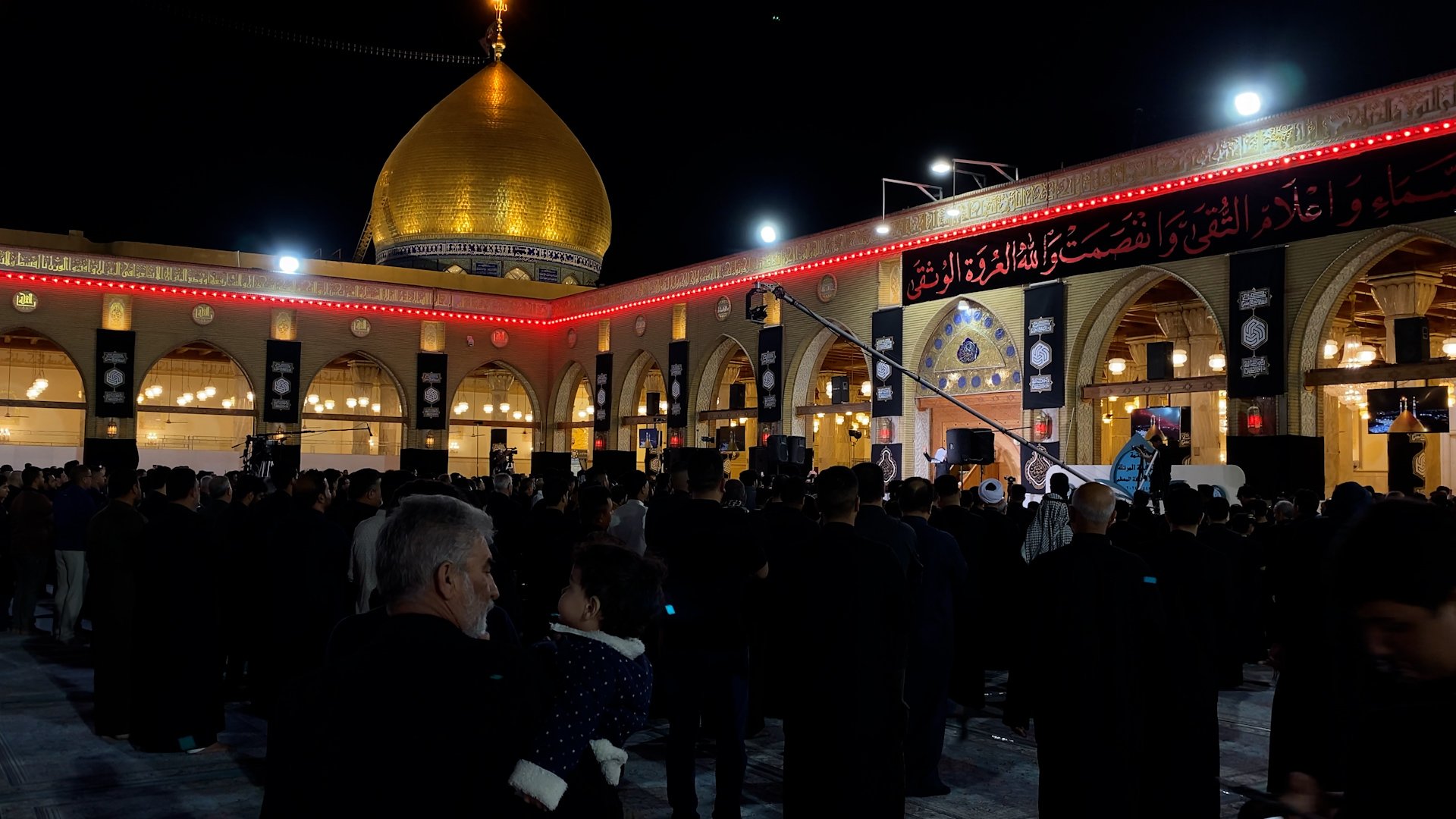 فيديو: مسجد الكوفة ليلاً.. حيث كان علي 