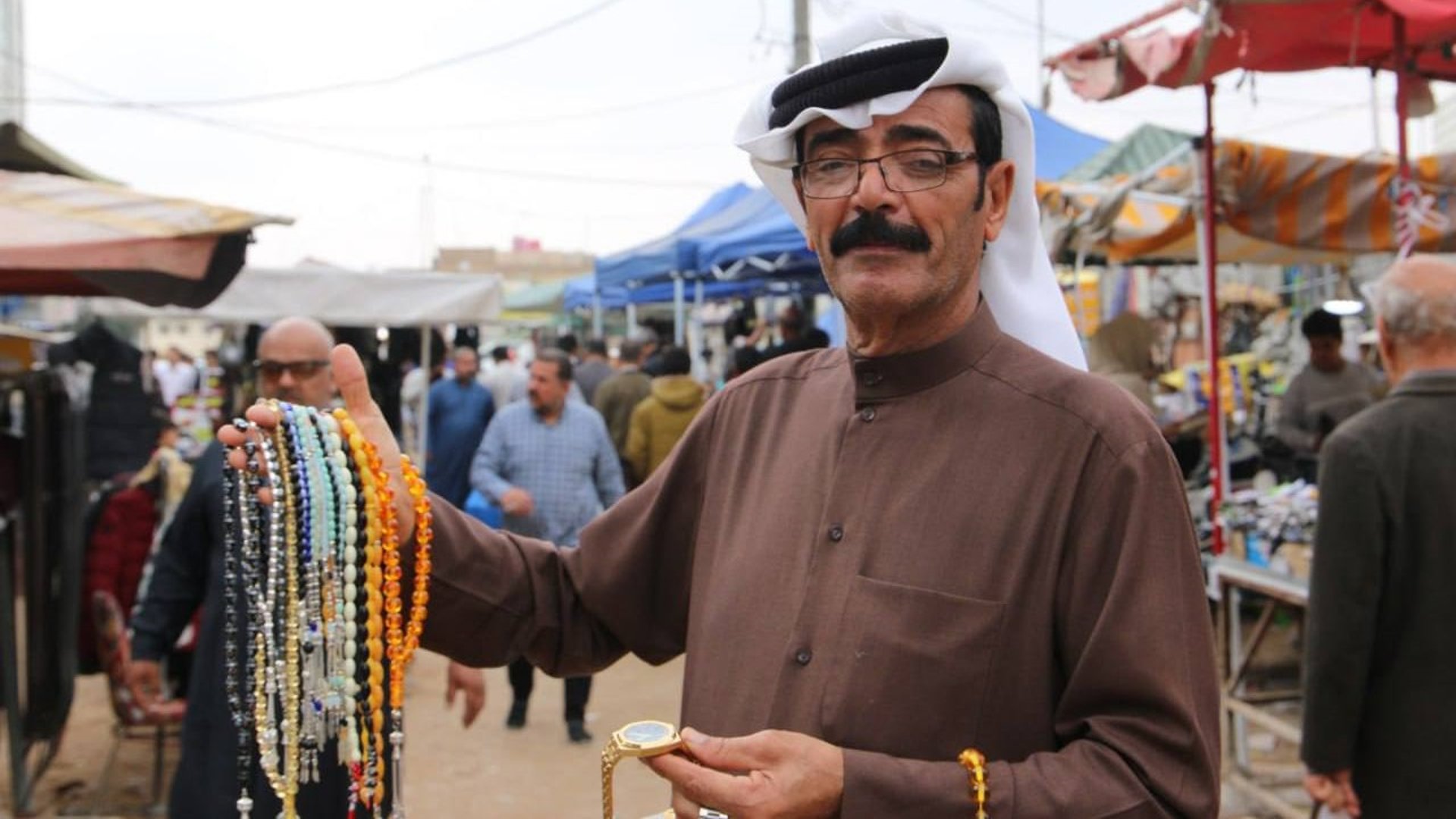 أبو عباس بائع السبح المتجول في سوق العشار يخبرنا عن محتويات حقيبته (صور)