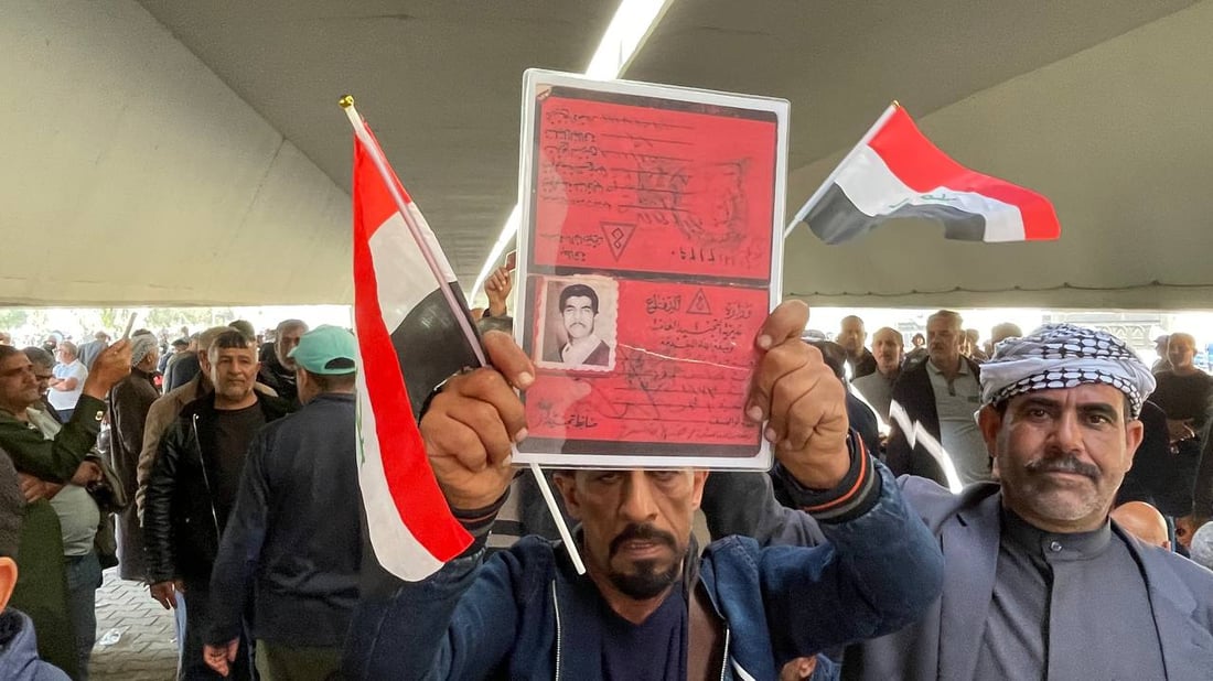 صدام حسين منح “بطاقة حمراء” لـ42 ألف عراقي.. مظاهرة “المحاربين القدامى” في بغداد