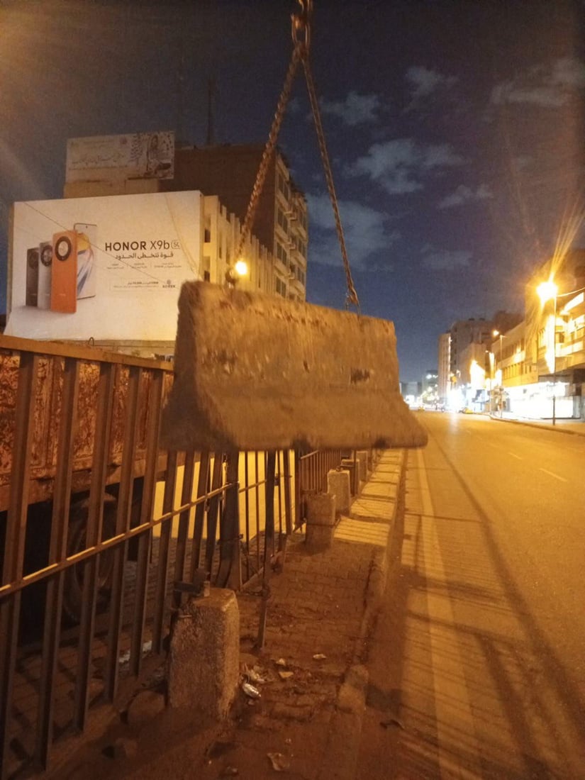 صور: رفع الصبات الكونكريتية من شارع الجمهورية استعداداً لنصب السياج الحديدي غداً