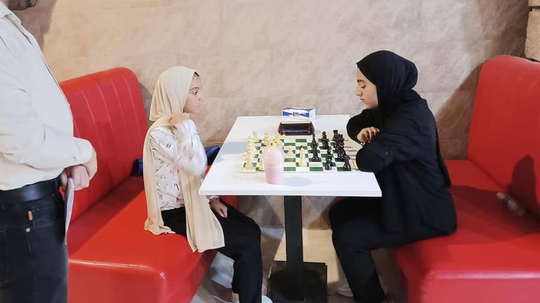 صور: البنات والأولاد في ذي قار يلعبون الشطرنج للتأهل الى بطولة العراق من 4  فئات » +964