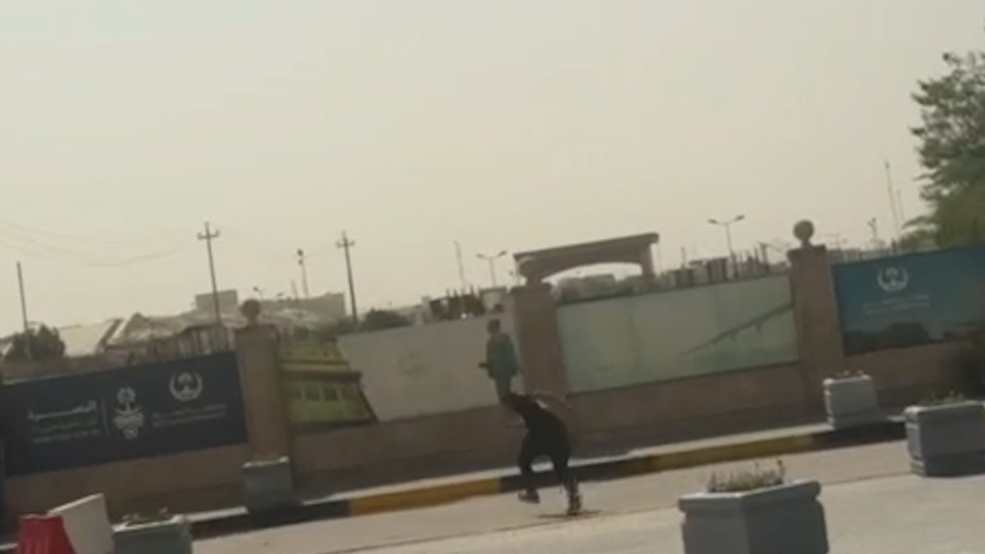فيديو من البصرة: اطلاق نار بين مدنيين قرب مجلس المحافظة.. خلاف حول مزايدة