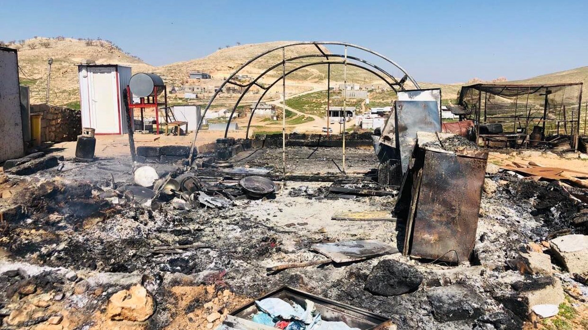 صور: حريق يلتهم خيم النازحين في جبل سنجار.. الدفاع المدني لا يصل لمخيم سردشتي