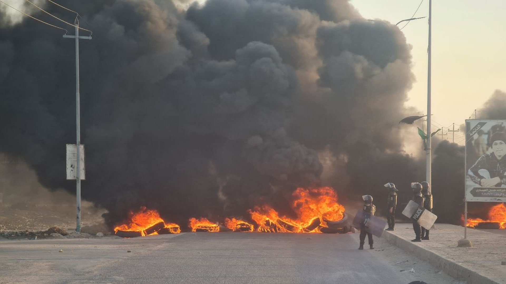 السماوة أغلقت الطرق بالنار.. تظاهرة غاضبة في الشراكية تطالب بالماء والكهرباء