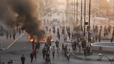 اشتباكات و70 جريحا وحريق يلتهم ديوان المحافظة (صور وفيديو)