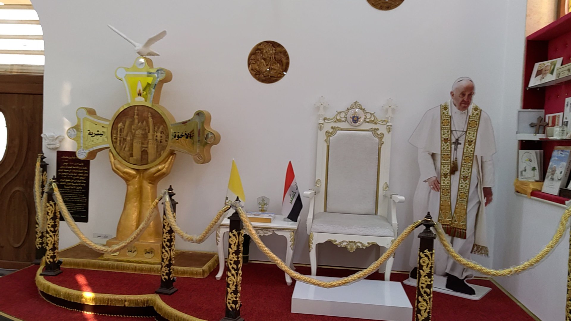 فيديو في ذكرى زيارة البابا إلى الموصل.. الكرسي الذي صنعه نجار مسلم محفوظ في متحف